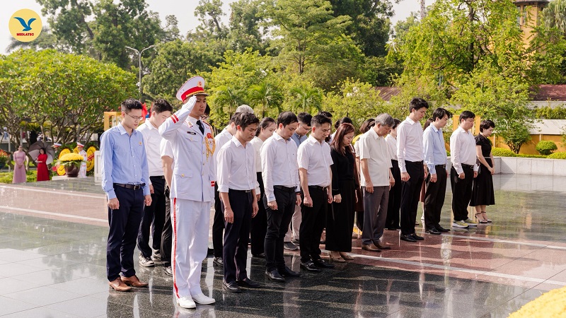 Tập thể Hệ thống Y tế MEDLATEC dành một phút trang nghiêm tưởng niệm công lao của các anh hùng liệt sĩ