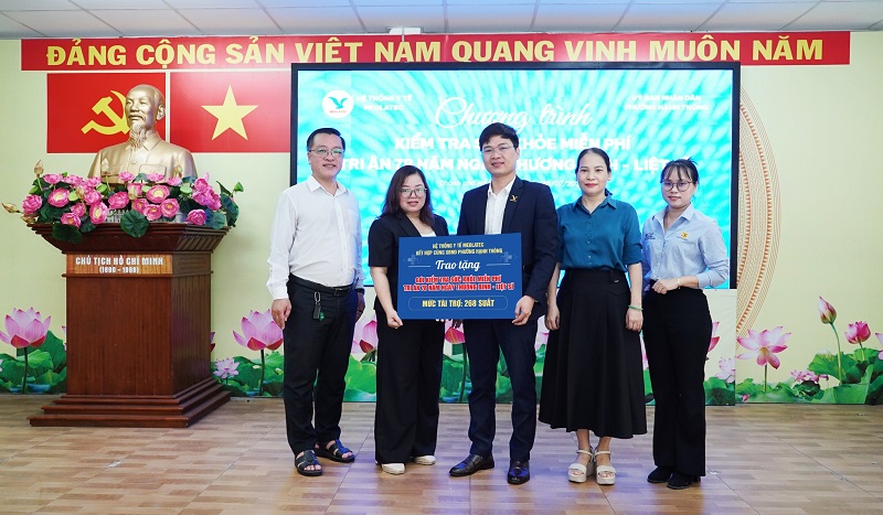 Bác sĩ Lê Đức Nguyên – Giám đốc điều hành MEDLATEC Gò Vấp trao tặng 268 suất kiểm tra sức khỏe miễn phí đến UBND Phường Hạnh Thông