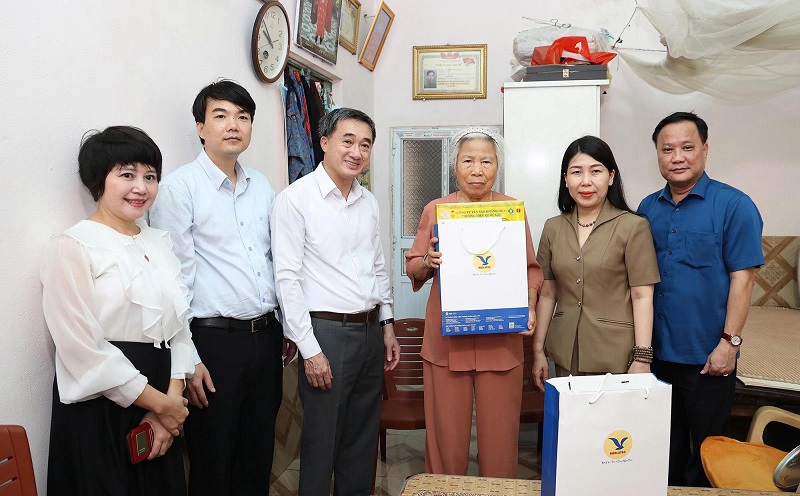 MEDLATEC đồng hành cùng Thứ trưởng Bộ Y tế GS.TS Trần Văn Thuấn thăm và trao tặng quà tri ân tại tỉnh Hưng Yên