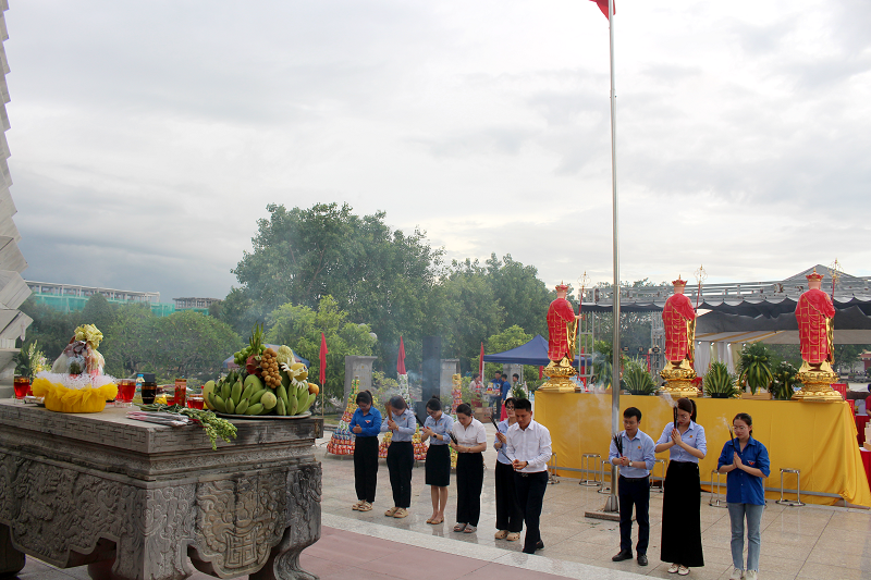 Tập thể cán bộ, nhân viên MEDLATEC Thanh Hóa dâng hương, dâng hoa tưởng niệm tại Nghĩa trang Hàm Rồng