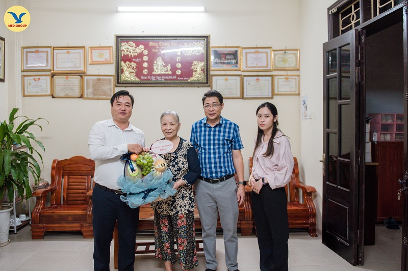 Đại diện MEDLATEC đi thăm hỏi, tặng quà các gia đình chính sách của cán bộ, nhân viên đang công tác tại hệ thống