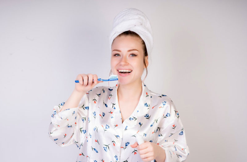 Hằng ngày, mẹ bầu nên đánh răng vào buổi sáng và buổi tối 