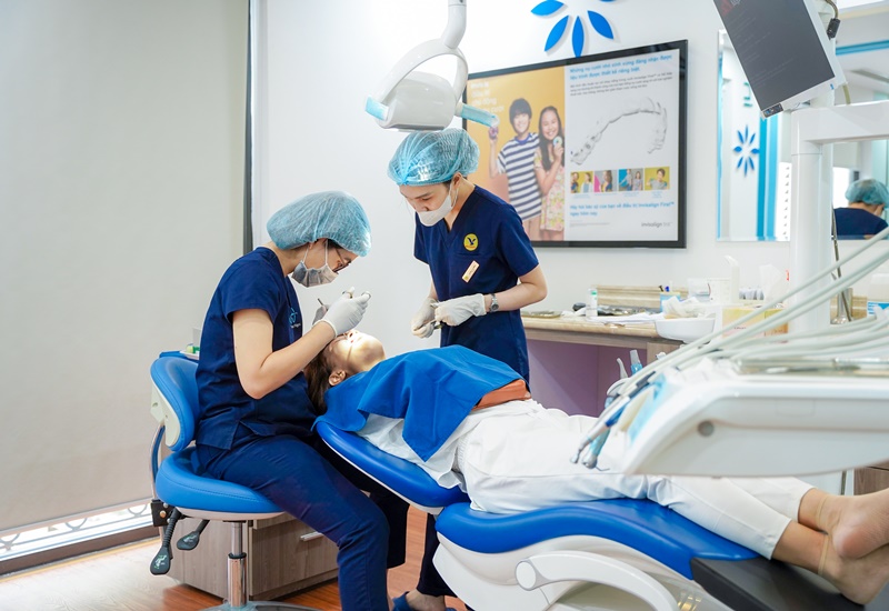 Bạn nên đi khám sớm khi nướu có biểu hiện bất thường