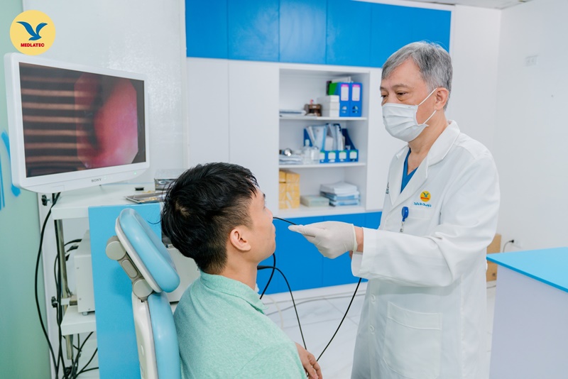 Bạn nên đi khám nếu tình trạng sổ mũi ngày càng nặng và kèm theo nhiều biểu hiện bất thường khác
