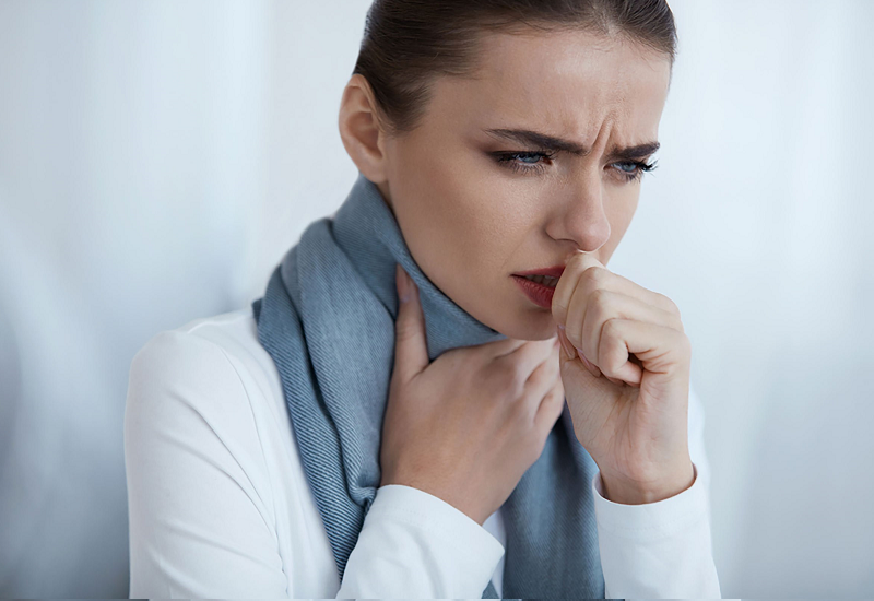 Ho kèm đau đầu thường do các nguyên nhân liên quan đến viêm nhiễm hoặc kích ứng đường hô hấp