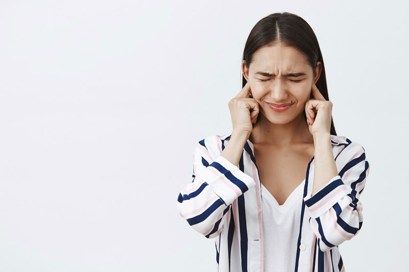 Người bệnh bị ù tai, không nghe rõ âm thanh