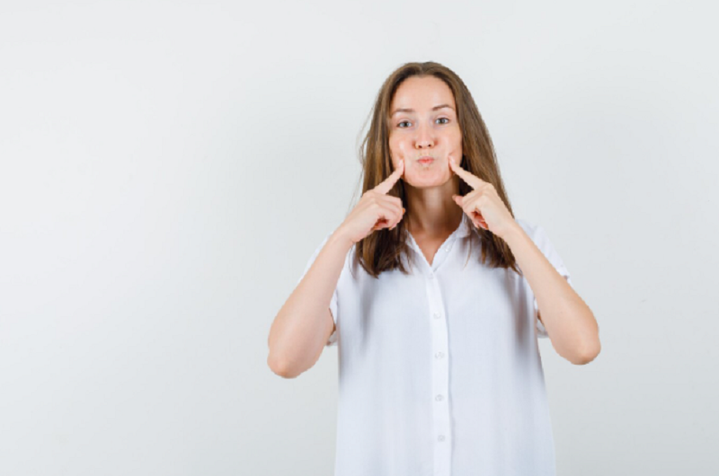 Mô phỏng tư thế mím môi, hóp má nhẹ trong bài tập nâng khóe miệng