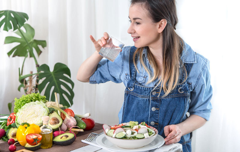 Áp dụng chế độ ăn uống khoa học có thể giúp phòng ngừa tác dụng phụ sau khi cấy que 