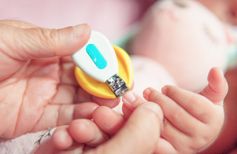 Dùng dụng cụ chuyên dụng cho trẻ giúp quá trình cắt móng tay cho bé trở nên dễ dàng và an toàn hơn