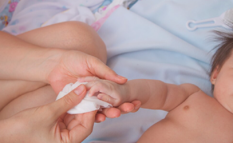 Bé cần được lau sạch tay sau khi cắt móng