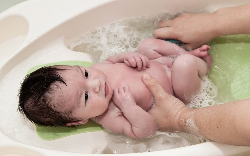 Một trong những cách trị rôm sảy cho bé bằng lá khế là đun sôi lá khế lấy nước tắm 
