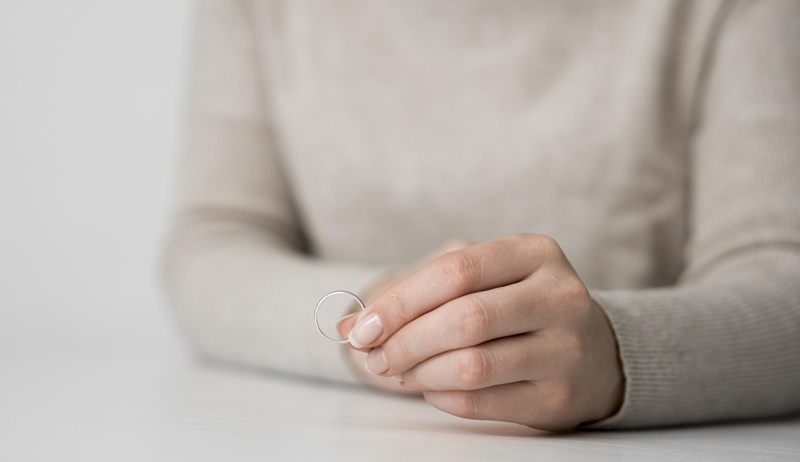 Bạn có thể cạo gió bằng nhẫn bạc