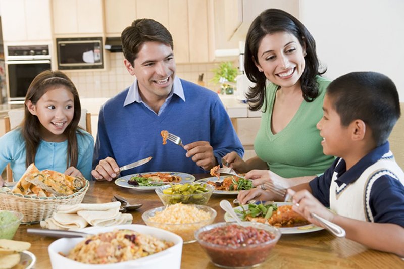 Viêm gan B không lây qua đường ăn uống cũng như đường nước bọt