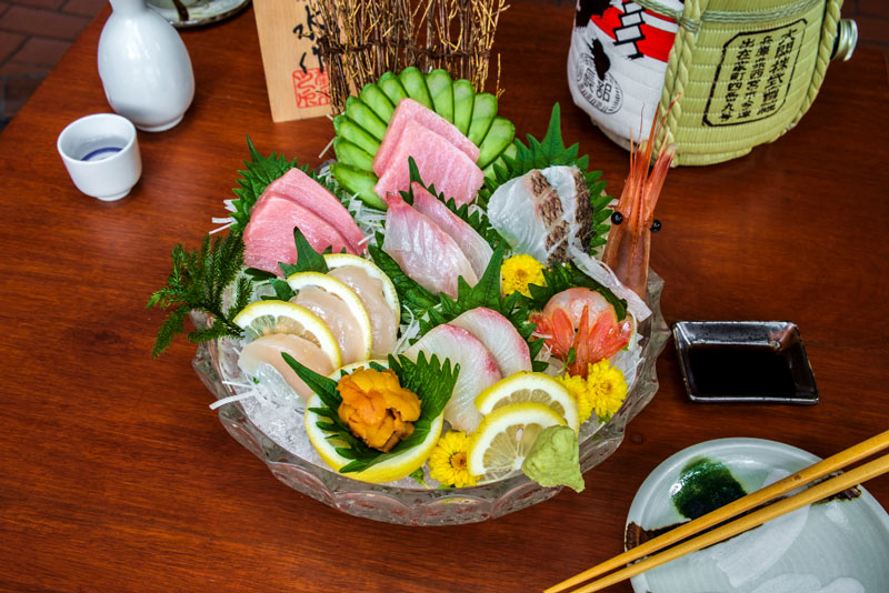 Phụ nữ mang thai không nên ăn các món tươi sống như Sashimi 