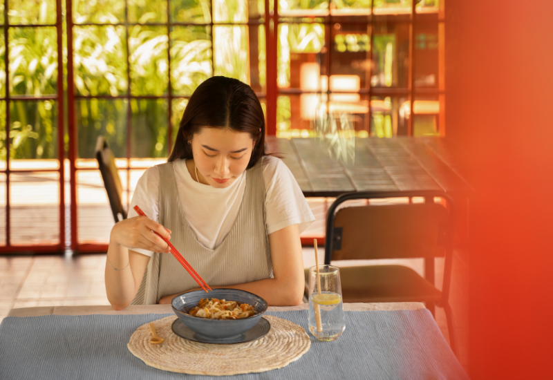 Đối với bé bú mẹ hoàn toàn, chế độ ăn uống của mẹ có thể ảnh hưởng đến tình trạng đi ngoài của bé