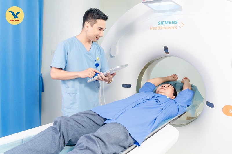 Khách hàng chụp CT-Scanner tại MEDLATEC để chẩn đoán nguyên nhân đau thắt lưng bên phải là bệnh gì