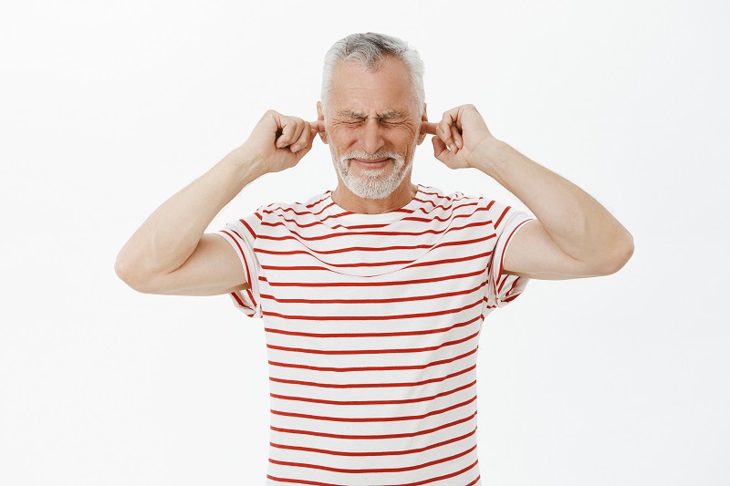 Bệnh viêm khớp thái dương hàm gây đau và ù tai