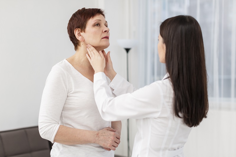 Bác sĩ thăm khám cho bệnh nhân có dấu hiệu viêm khớp thái dương hàm