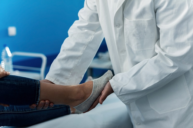 Bệnh gai gót chân cần được bác sĩ chuyên khoa khám để chẩn đoán và đưa ra phác đồ điều trị phù hợp