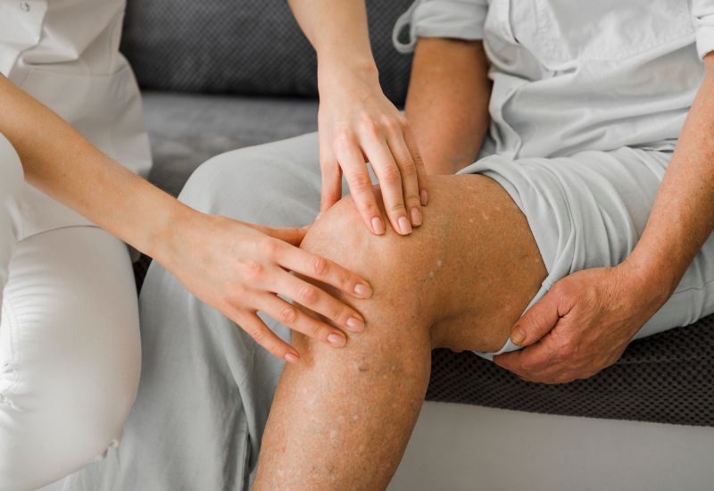 Giãn tĩnh mạch chân là tình trạng các tĩnh mạch dưới da bị suy yếu, giãn rộng và mất khả năng đưa máu trở lại tim hiệu quả