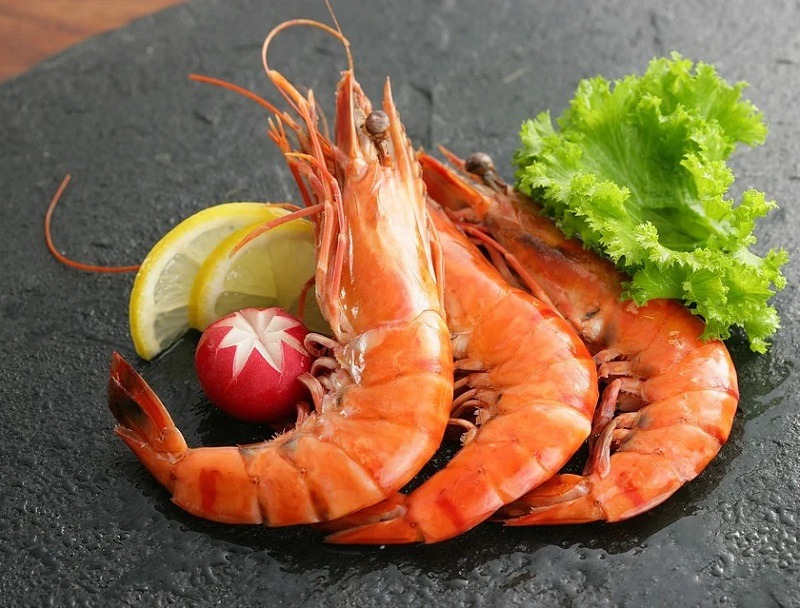 Tôm là loại hải sản giàu dinh dưỡng và tốt cho sức khoẻ nếu chế biến đúng cách