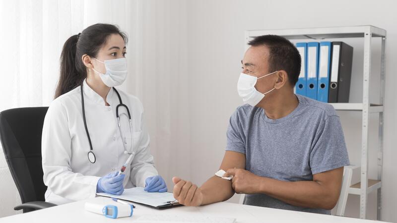 Bạn nên đến thăm khám bác sĩ nếu có dấu hiệu bất thường sau khi ăn tôm