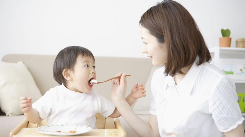 Thời điểm phù hợp cho trẻ ăn cơm là khoảng 12 đến 24 tháng tuổi