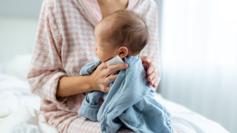 Cha mẹ chỉ được thực hiện vỗ long đờm cho trẻ khi đã được nhân viên y tế hướng dẫn cụ thể 