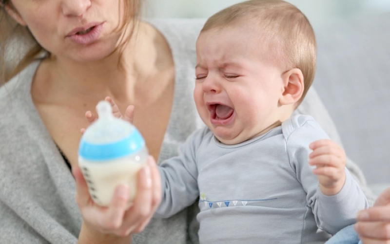 Sức khỏe của trẻ có vấn đề là một trong những nguyên nhân khiến trẻ bỏ bú 