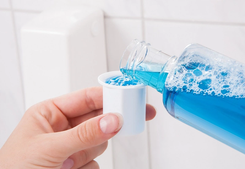 Sử dụng dầu gội đặc trị là một trong những cách trị chấy cho bé​