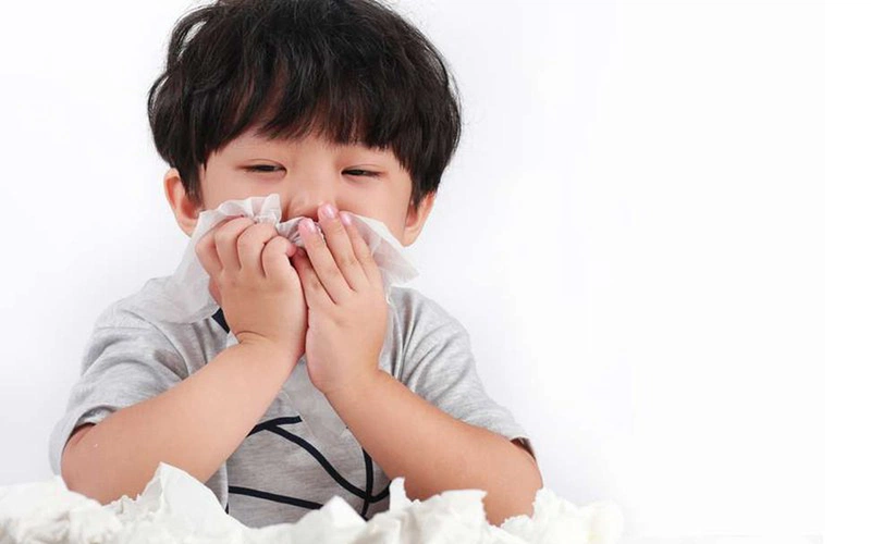 Cúm mùa là một trong những nguyên nhân khiến bé bị sốt ho sổ mũi mắt đổ ghèn