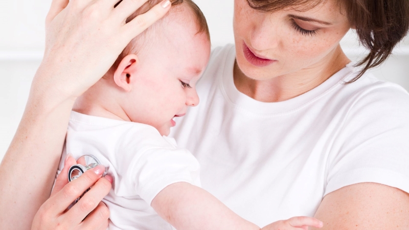 Cúm mùa là một trong những nguyên nhân khiến bé bị sốt ho sổ mũi mắt đổ ghèn