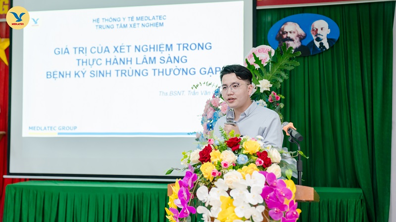 ThS.BSNT Trần Văn Chiều – Trưởng phòng Hóa sinh, Trung tâm Xét nghiệm MEDLATEC trình bày báo cáo tại Hội nghị
