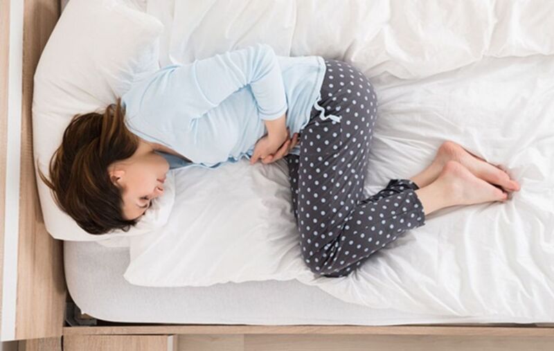 Đau bụng dữ dội là một trong những dấu hiệu bục vết mổ đẻ bên trong 