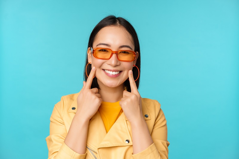 Người liệt dây thần kinh số 7 thường không thể cười đều hai bên.