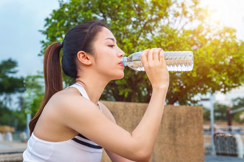 Uống ít nước làm nước tiểu bị cô đặc và tạo điều kiện hình thành sỏi.