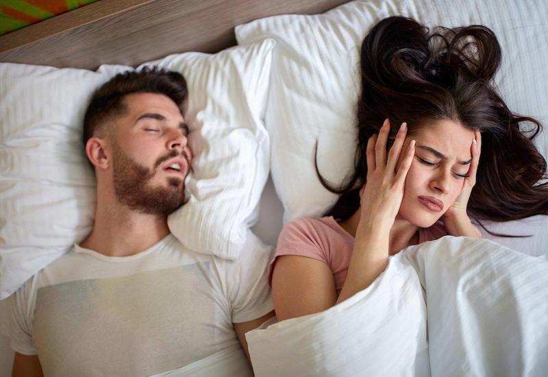 Ngủ ngáy là gì và tại sao nó xảy ra?
