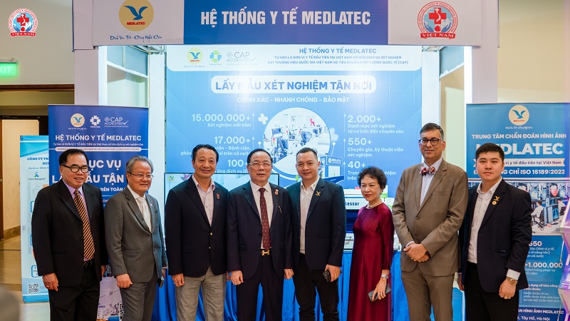 Lãnh đạo Hiệp hội Bệnh viện Y tế tư nhân tham quan gian hàng của MEDLATEC 