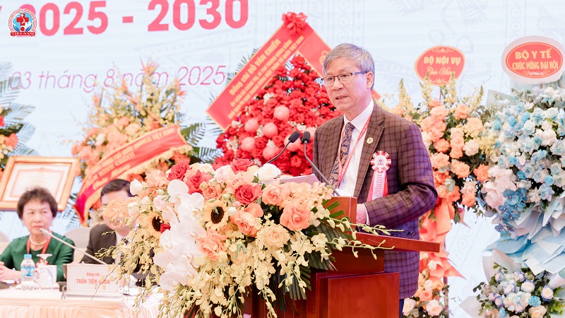 GS.AHLĐ Nguyễn Anh Trí trình bày bài tham luận tại Đại hội