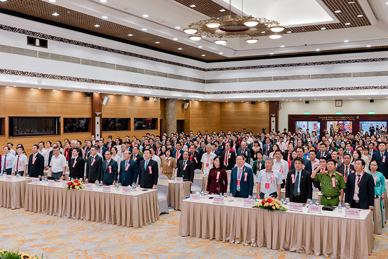 Các đại biểu thực hiện nghi lễ chào cờ tại Đại hội 