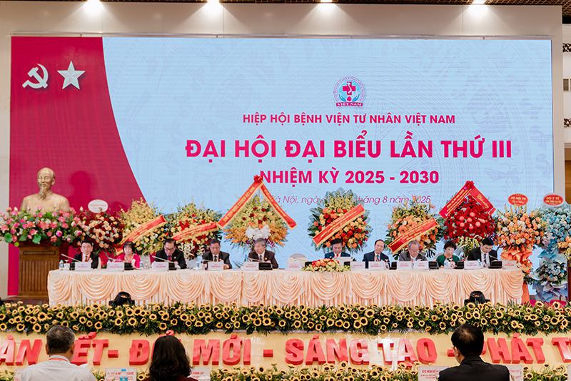 GS.AHLĐ Nguyễn Anh Trí tham gia Đoàn Chủ tịch điều hành tại Đại hội Đại biểu lần thứ III của Hiệp hội Bệnh viện tư nhân Việt Nam 