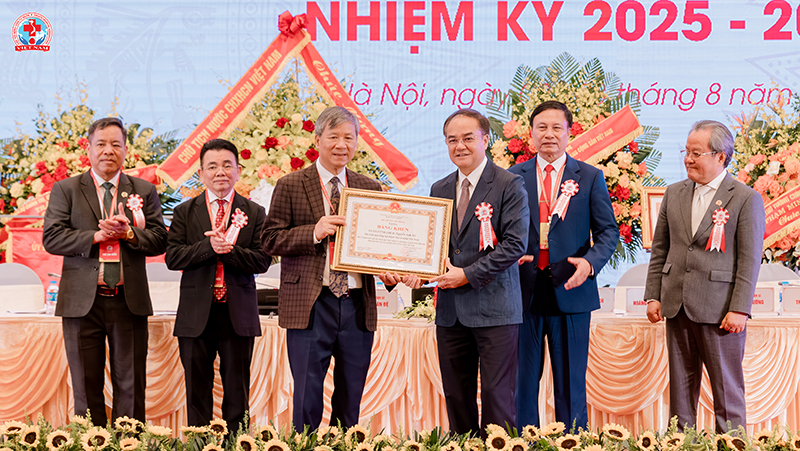 GS. Nguyễn Anh Trí nhận bằng khen của Bộ Nội vụ