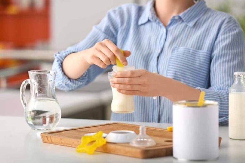 Pha sữa và bảo quản sữa đúng cách để hạn chế ảnh hưởng đến hệ tiêu hóa của trẻ 