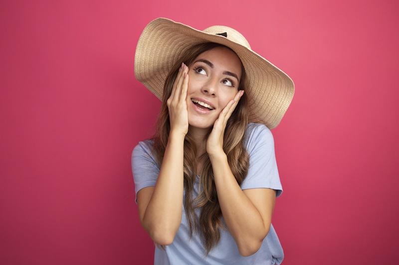Đội mũ rộng vành khi ra nắng để hạn chế nguy cơ ung thư da