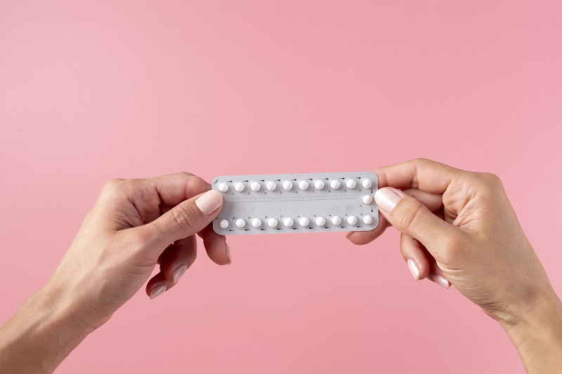 Thuốc tránh thai hàng ngày chứa hormone ngăn cản quá trình thụ tinh