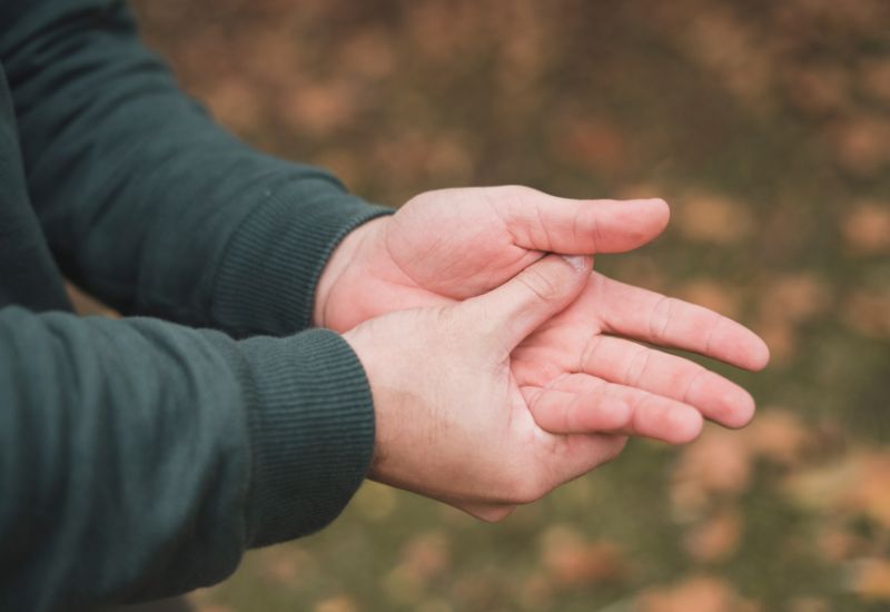 Người bệnh rối loạn vận mạch có thể cảm thấy tê tay do lưu lượng máu đến các chi giảm sút