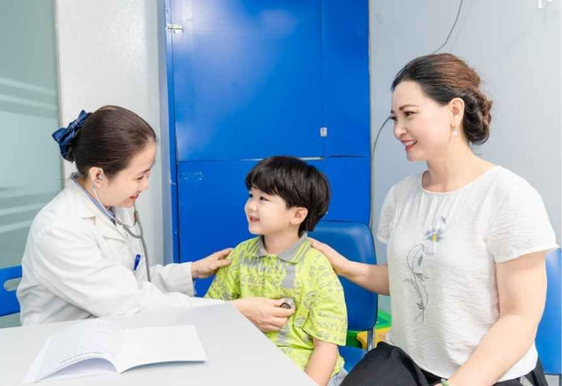 Trẻ cần được theo dõi sức khỏe thường xuyên và đưa đến bệnh viện ngay khi có biểu hiện bất thường 
