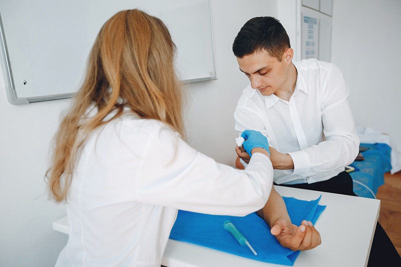 Người bệnh tái khám được bác sĩ kiểm tra vết mổ
