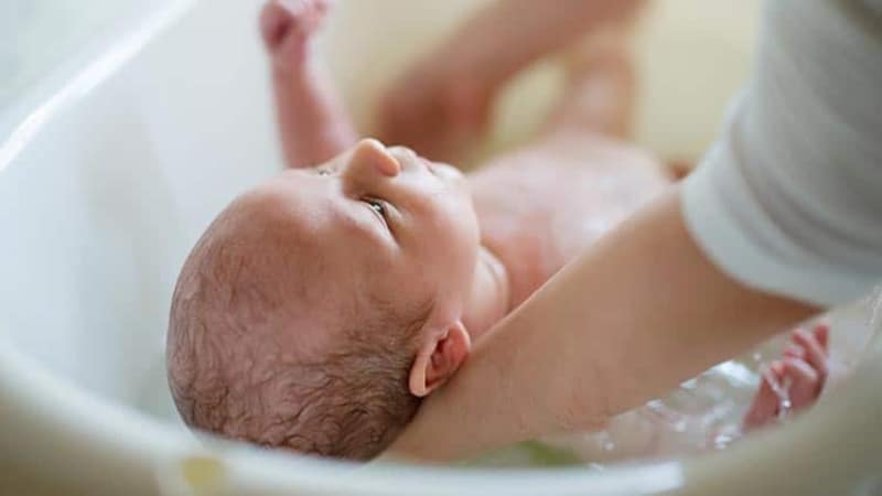 Cha mẹ cần nắm rõ các bước cơ bản trong chu trình tắm cho trẻ sơ sinh 