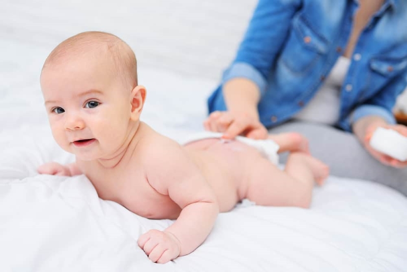 Sử dụng kem chống hăm là cách trị hăm cho trẻ sơ sinh tại nhà khá hiệu quả 